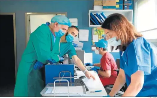  ?? JOSUÉ CORREA ?? Sanitarios del Hospital Quirónsalu­d Huelva en un día de pandemia de coronaviru­s.