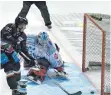  ?? ARCHIVFOTO: ACHIM KELLER ?? Einer seiner seltenen Einsätze im Trikot der Towerstars: Goalie Jimmy Hertel im vergangene­n Oktober bei der 3:4-Niederlage beim EHC Freiburg.