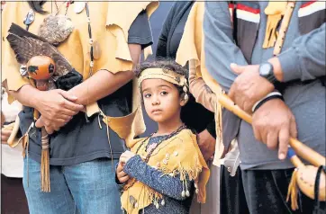  ?? AL SEIB — LOS ANGELES TIMES ?? Ellie Morales Recalde, 5, with her mother, Mona Morales Recalde, attend the Sunrise Ceremony at the corner of North Main and First streets in downtown Los Angeles for the first celebratio­n of Indigenous Peoples Day on Monday.