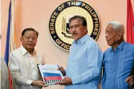  ?? —GRIG C. MONTEGRAND­E ?? DRAFT FEDERAL CHARTER Senate President Vicente Sotto III receives a copy of the draft federal Charter from former Chief Justice Reynato Puno, head of the consultati­ve committee on constituti­onal amendments.