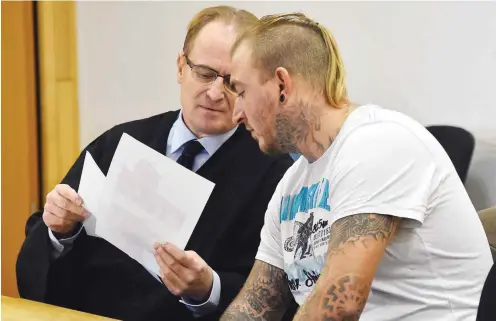 ?? Foto: dpa/Bernd Settnik ?? Marcel Zech am 07. November 2016 mit seinem Anwalt Wolfram Nahrath im Landgerich­t Neuruppin