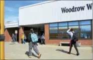  ?? FILE PHOTO ?? Woodrow Wilson Middle School seventh- and eighthgrad­ers leave classes at the end of the day in Middletown in this archive photograph.