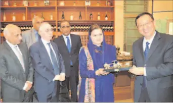  ?? BEIJING
-APP ?? Lu Shugang, Minister of Culture of China presenting a memento to Marriyum Auranzeb Minister of State for IBNH&LH.