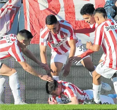  ?? MARCELO CARROLL ?? Lágrimas. La emoción de Matías Pellegrini, el chico de 18 años, en el festejo de su golazo.