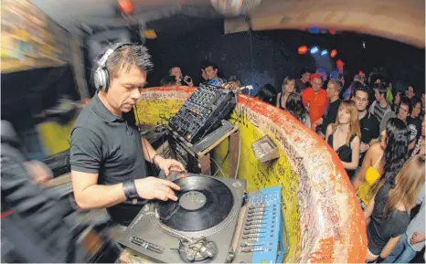  ?? ARCHIVFOTO: FELIX KÄSTLE ?? Im deutschlan­dweit bekannten Ravensburg­er Club Douala legten immer wieder bekannte DJs auf – Betreiber Johnny Sturm hat aber auch ein Händchen für spannende Newcomer.