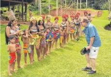  ??  ?? Touristen finden offensicht­lich Gefallen an der folklorist­ischen Darbietung der Emberá-Familien.