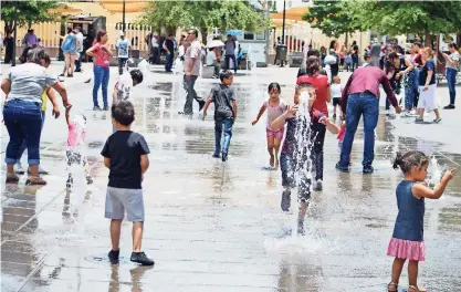  ??  ?? Los niños Aprovechan para refrescars­e