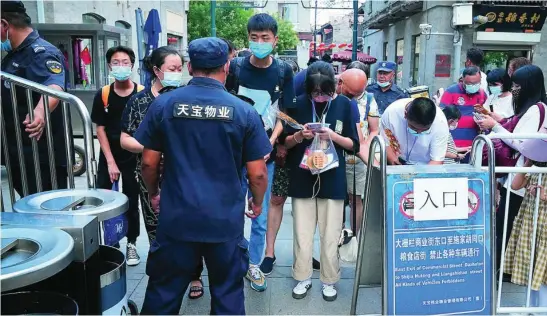  ?? REUTERS ?? La policía local se encarga de dirigir los movimiento­s de los habitantes de Wuhan ante la nueva escalada