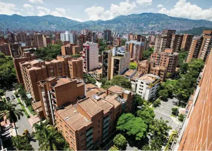  ?? FOTO JAIME PÉREZ ?? En barrios de Laureles como Lorena o Conquistad­ores hay edificios que pasaron a ser estrato 6, pero casas vecinas se mantuviero­n clasificad­os en los niveles 4 y 5.