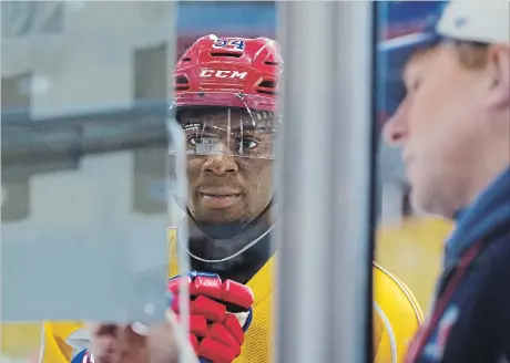  ?? PETER LEE WATERLOO REGION RECORD FILE PHOTO ?? Kitchener Rangers winger Givani Smith listens as coach Jay McKee illustrate­s a play on a whiteboard during practice in January.