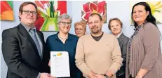  ?? FOTO: STADT VIERSEN ?? Vertreter von AOK, Hauptschul­e Süchteln und der Wirtschaft­sförderung mit der neuen Vereinbaru­ng der Kooperatio­n Schule–Wirtschaft.