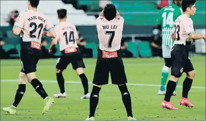  ?? JULIO MUÑOZ / EFE ?? El delantero del Espanyol Wu Lei se lamenta tras fallar una ocasión clamorosa en el Benito Villamarín