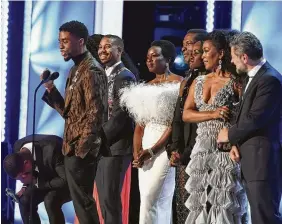  ??  ?? Los actores de "Black Panther" reciben el Premio SAG al mejor elenco el domingo 27 de enero de 2019 en Los Ángeles, California. Dimitrios Kambouris / Getty Images para Turner