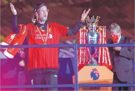  ?? FOTO: LAURENCE GRIFFITHS/IMAGO IMAGES ?? Nach der Champions League und dem Weltpokal hat Jürgen Klopp dem FC Liverpool auch zur englischen Meistersch­aft verholfen.