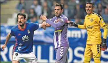 ??  ?? SIN ACIERTO. Toché, del Oviedo, en una jugada de ataque junto a Kiko Olivas y Masip, del Valladolid.