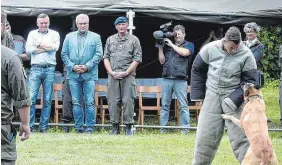  ??  ?? FPÖ-Verteidigu­ngsministe­r Mario Kunasek (li.) besuchte kürzlich das Militärhun­dezentrum im Burgenland