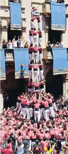  ?? Baoi Tost / ACN ?? El 3 de 9 amb folre de la Vella ahir a la diada de Sant Joan