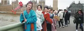  ?? LI YING / XINHUA ?? Hanfu enthusiast­s in front of Big Ben in London.