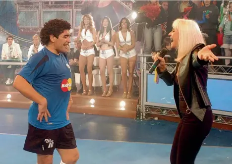  ??  ?? Raffaella y Diego Maradona: una historia de amistad, admiración mutua y hasta rumores de romance. El astro la recibió en su ciclo en 2005. Ella lamentó la muerte del ídolo y lo recordó con dolor.