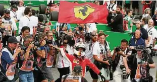  ??  ?? Sebastian Vettel lässt sich von den Ferrari-fans nach seinem Erfolg in Kanada feiern. Es war sein . Formel--erfolg. Foto: Reuters