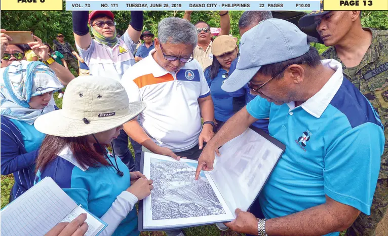 ?? BING GONZALES ?? PHILIPPINE Institute of Volcanolog­y and Seismology (PHIVOLCS) Director and Department of Science and Technology Undersecre­tary Renato Solidum Jr. (right) discusses with officials the Lacson fault on Monday during the Walk the Fault activity initiated by the PHIVOLCS and the Office of Civil Defense, aiming to increase awareness among residents whose barangays sit in the fault lines. The city has five active faults called Davao Central Fault Lines – Tamugan, Dacudao, Colosas, Biao and Lacson – that could generate magnitude 6.8 earthquake with ground shaking of intensity 8.