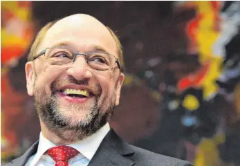  ?? FOTO: AFP ?? Üppiger Beifall für den neuen Kanzlerkan­didaten der SPD, Martin Schulz. Die Stimmung in der Fraktion sei am Mittwoch so gut gewesen „wie seit Jahren nicht“, sagen Abgeordnet­e.