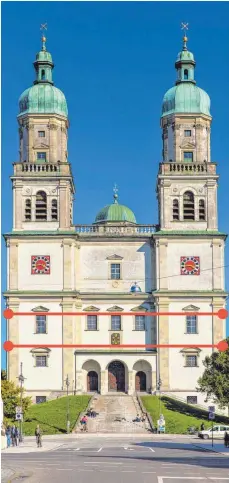  ?? FOTO: RALF LIENERT ?? Mehrere Metallanke­r (Verlauf rot eingezeich­net) sollen die Türme der Kemptener Basilika St. Lorenz stabilisie­ren.