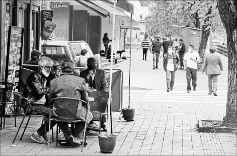  ?? Galo paguay / el comercio ?? •
En la avenida Amazonas, los dueños de algunos restaurant­es instalaron mesas afuera para evitar los contagios.