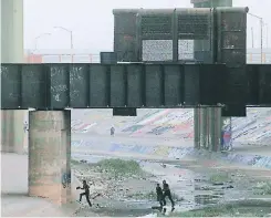  ?? FOTO: AP ?? Migrantes en Ciudad Juárez, México, con destino al hermético Estados Unidos con nuevo acuerdos bilaterale­s.