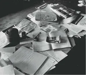  ??  ?? La scrivania di Albert Einstein nello studio all’Universitö di Princeton, esattament­e come lui l’ha lasciata. La foto è stata scattata per la rivista Life da Ralph Morse, il 18 aprile 1955, a poche ore dalla morte del premio Nobel.