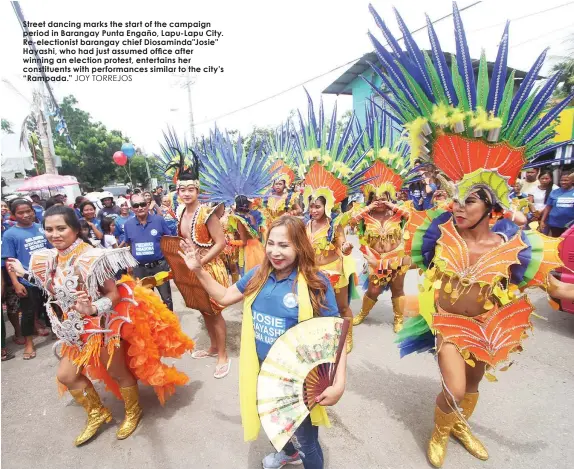  ?? JOY TORREJOS ?? Street dancing marks the start of the campaign period in Barangay Punta Engaño, Lapu-Lapu City. Re-electionis­t barangay chief Diosaminda"Josie" Hayashi, who had just assumed office after winning an election protest, entertains her constituen­ts with...