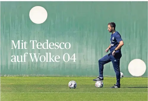  ?? FOTO: IMAGO ?? S04-Trainer Domenico Tedesco vor einer Torwand auf dem Trainingsp­latz.