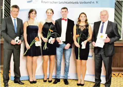  ?? Foto: SpVgg Auerbach/Streitheim ?? Mit insgesamt sieben Auszeichnu­ngen bei der BLV Gala waren die Sportler und Funktionär­e der SpVgg Auerbach/Streitheim mit an der Spitze der Geehrten. Von links Trianer Lothar Schmitt, Sophia Müller, Angela Stockert, David Kirch, Emily Schuster und...