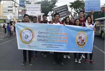  ?? — Photo Courtesy of HWPL ?? PEACE WALK. Students from five campuses of Bataan Peninsula State University denounce war and violence in a peace walk held recently along the City of Balanga in line with the 2nd Annual Commemorat­ion of the Declaratio­n of Peace and Cessation of War by...