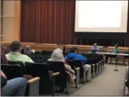  ?? LAURA CATALANO — FOR DIGITAL FIRST MEDIA ?? Residents listen to a presentati­on about the benefits of forming a regional police force for four communitie­s in the Perkiomen Valley.