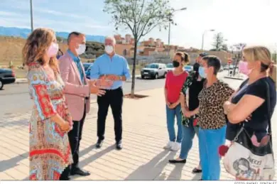  ?? FOTOS: RAFAEL GONZALEZ ?? Anabel Torregrosa, Antonio Jiménez e Ismael Torres con las AMPAS en la visita a los terrenos del nuevo instituto.