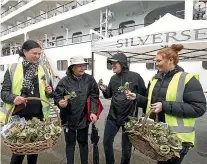  ??  ?? Two American visitors, Jerry and Maria Brenholz, centre, receive harakeke (flax) roses from Kate O’Connell, Aoraki Tourism, left, and Courtney Young, Aoraki Business Developmen­t.