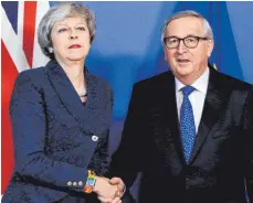  ?? FOTO: AFP ?? Zufriedenh­eit sieht anders aus: Großbritan­niens Premiermin­isterin Theresa May und EU- Kommission­spräsident Jean- Claude Juncker.