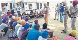  ?? HT PHOTO ?? Police officials interactin­g with the drug addicts after the raid at Samrala near Ludhiana on Monday.