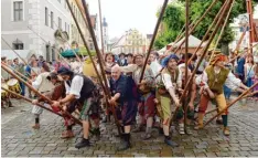  ?? Foto: Xaver Habermeier ?? Die Woazenbuam sind als Landsknech­te beim Historiens­pektakel fester Bestandtei­l. Dass es überhaupt zu einer Neuauflage des Schloßfest­s kommt, stand in diesem Jahr wegen der Sicherheit­sauflagen auf der Kippe.