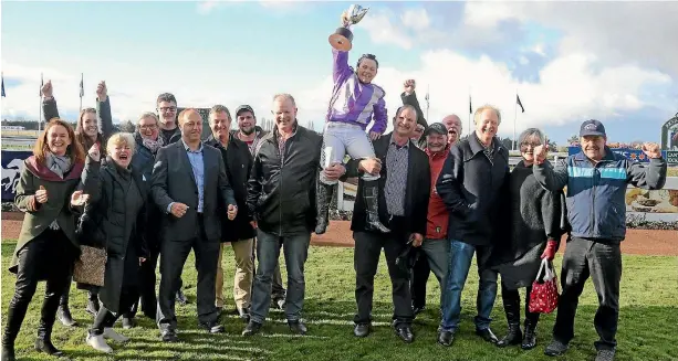  ?? PHOTO: RACE IMAGES ?? Winter Cup winning jockey Sam Wynne joins the owners of Miss Three Stars after the mare’s gallant victory.