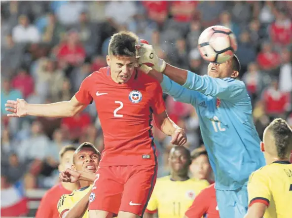  ?? FOTO: ANFP ?? Gastón Zúñiga anticipa una mala salida de Kevin Mier y anota el único gol del partido.