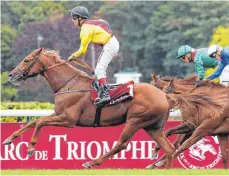  ?? FOTO: MICHAEL BAUCHER/IMAGO IMAGES ?? So sehen Sieger aus: Torquator Tasso mit René Piechulek während ihres fulminante­n Ritts beim Prix de l’Arc de Triomphe.