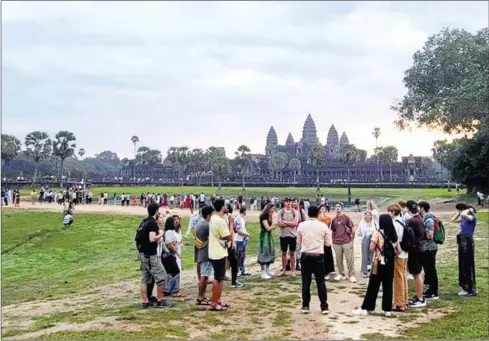  ?? TOURISM MINISTRY ?? Local and internatio­nal tourists visit Angkor Wat temple during the Lunar New Year holiday on January 24.