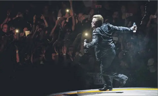  ?? ÀLEX GARCIA ?? Bono ejerció de conspicuo y curtido rockero pero también de carismátic­o maestro de ceremonias a lo largo del concierto de anoche