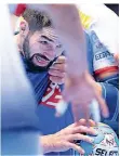  ?? FOTO: DPA ?? Kein Durchkomme­n: Nikola Karabatic gegen Portugal.