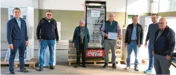  ?? Foto: Peter Günter/Stadt ?? Tortellini-Hersteller Roberto Mattiazzi (Vierter von links) mit dem Spendensch­eck inmitten des Ichenhause­r Organisati­onsteams.