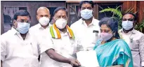  ??  ?? Narayanasa­my hands over his resignatio­n letter to Tamilisai