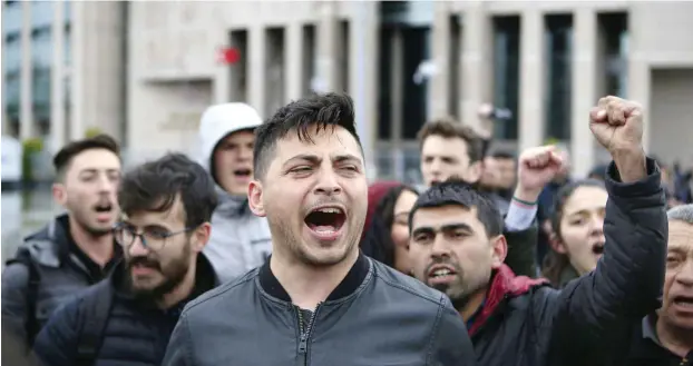  ?? Foto: dpa/Petros Karadjias ?? Protest von Anhängern der Republikan­ischen Volksparte­i am Dienstag in Istanbul. Sie zweifeln die Rechtmäßig­keit des Referendum­s an.