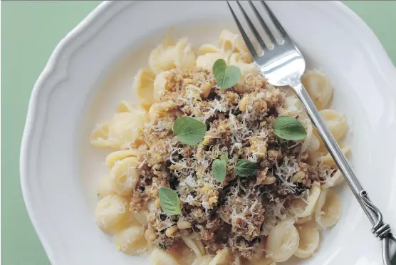  ?? GWENDOLYN RICHARDS/ CALGARY HERALD ?? Pine nuts add richness and oregano a touch of freshness to Crispy Cauliflowe­r Pasta made from a recipe in Donna Hay’s latest book, The New Easy.